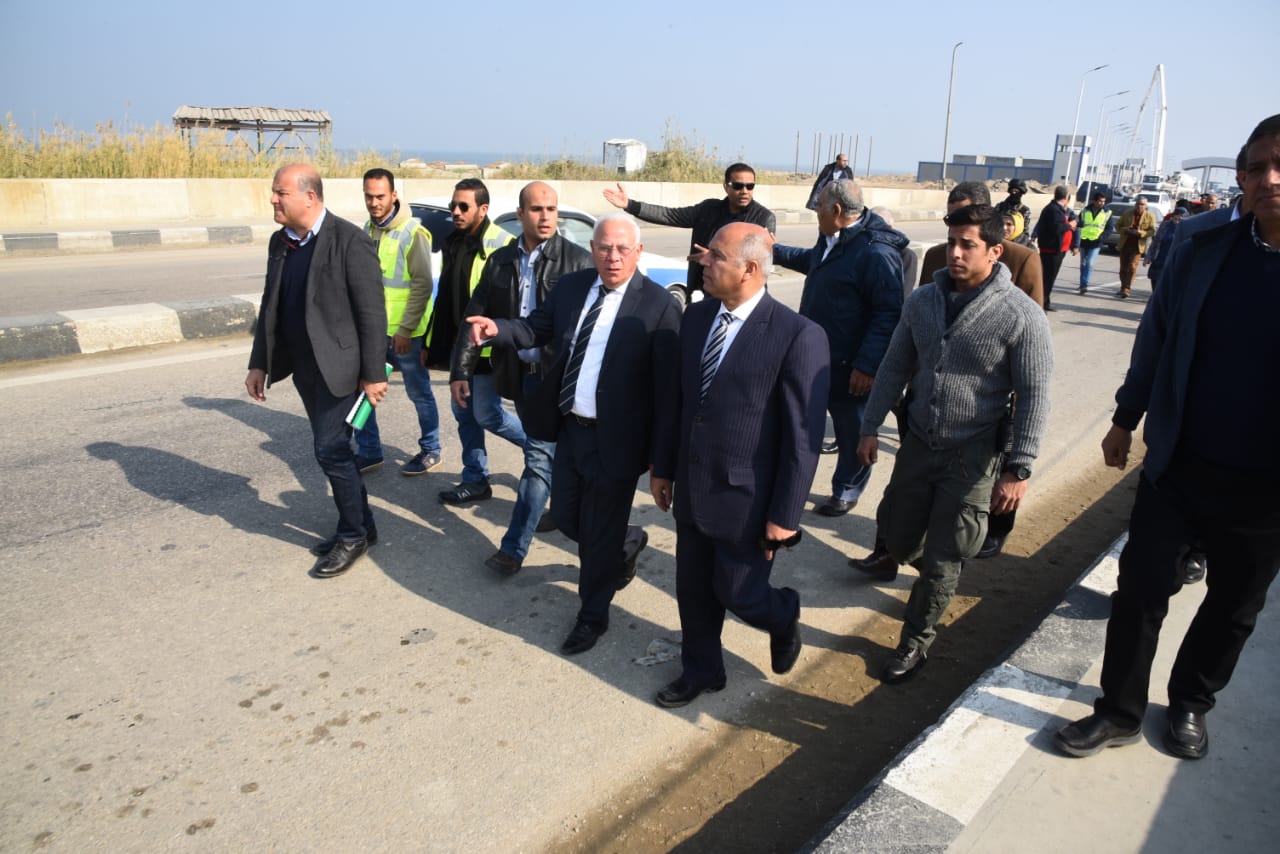 وزير النقل ومحافظ بورسعيد يتابعان سير العمل  بكوبري أشتوم الجميل ويوجه بنظام رصف جديد لمواجهةالعوامل الجوية (12)